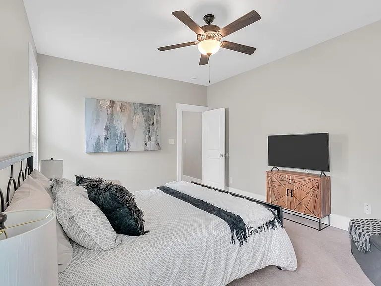 510 Eugene St — Photo 6