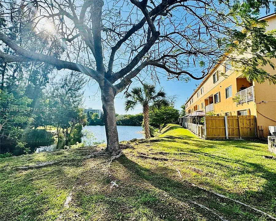 6245 Kendale Lakes Cir #208