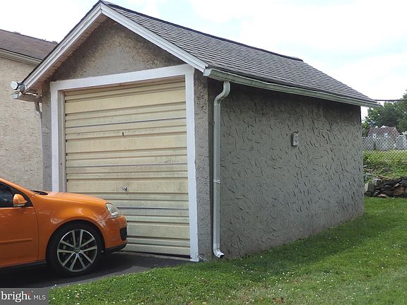 4th image of 2440 Linden Dr