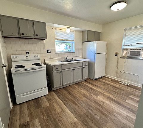 3rd image of 4046 Crest Dr