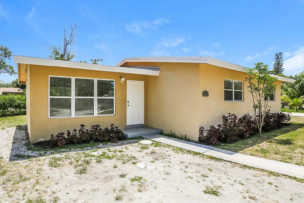3 bed, 2.0 bath, 1162 sqft, $2,335 — Photo 3