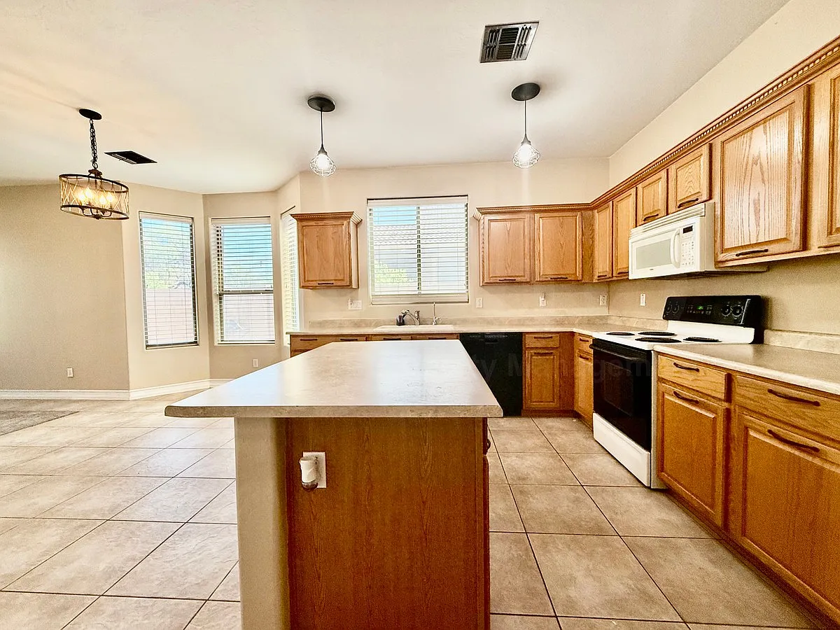 4 bed, 2.0 bath, 2155 sqft, $2,600 — Photo 4