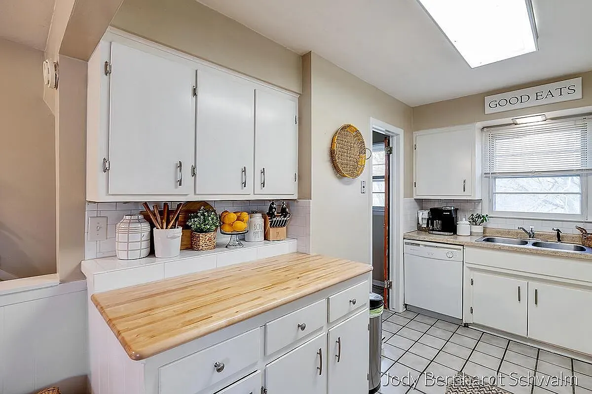3 bed, 2361 sqft, $1,950 — Photo 1