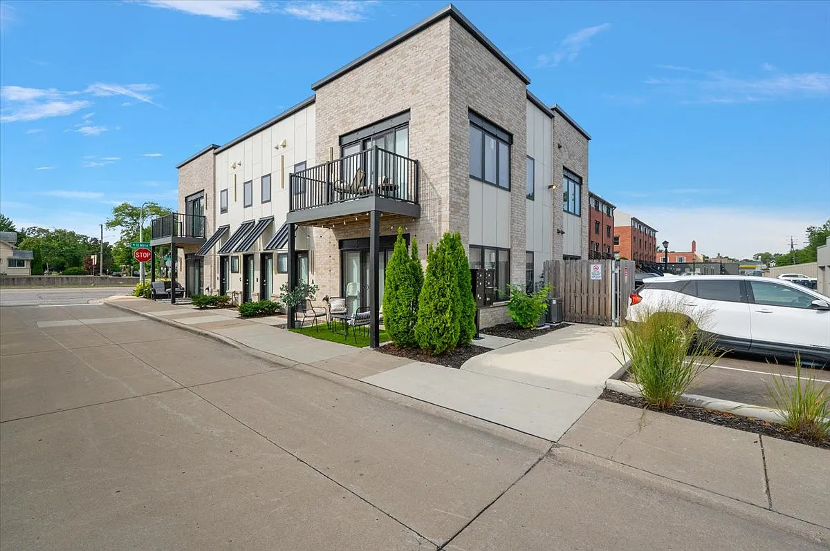 2 bed, 1100 sqft, $2,300 — Photo 3