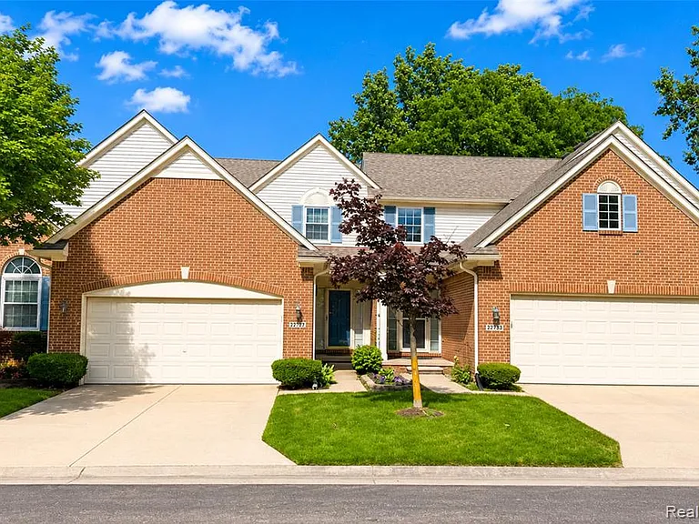 22733 Coachlight Cir — Photo 1