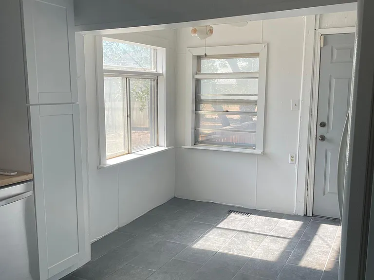 405 W Grand Ave — Photo 15