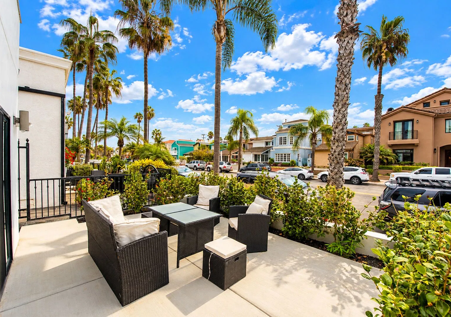 Turnkey Coastal Luxury in Downtown HB Home — Photo 4