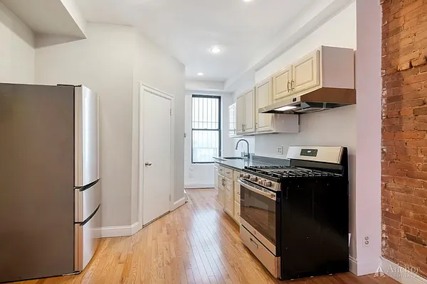 Rented by Anchor Associates | media 14