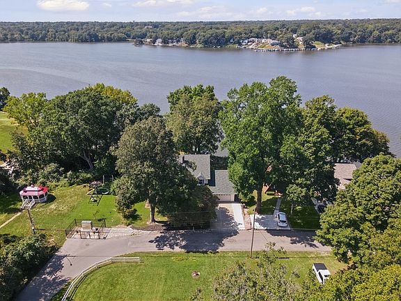 4th image of 100 Lakeside Dr