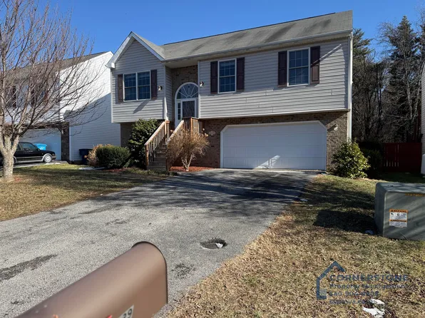 2339 Oakleaf Dr NW, Roanoke, VA 24017