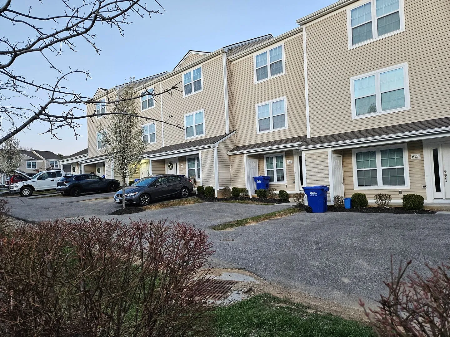 3 Bedroom, 3.5 Bath Townhouse — Photo 4
