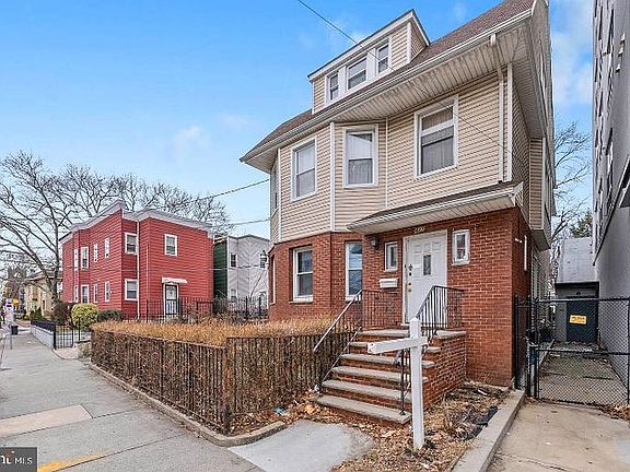 3rd image of 427 Bergen Ave