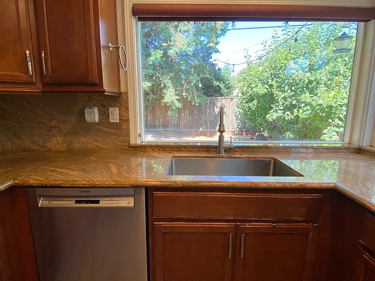 370 Colville Dr — Photo 10