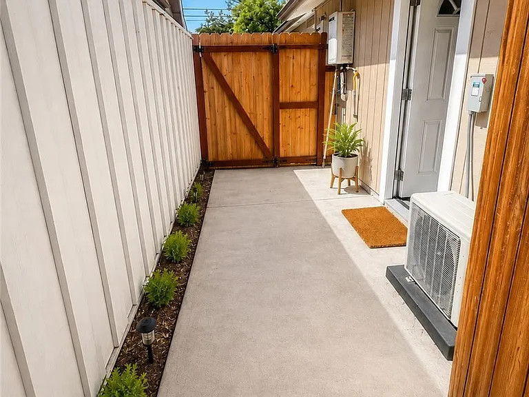 24019 Sylvan St — Photo 6