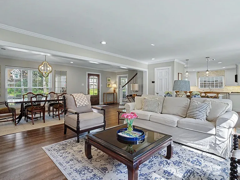 726 Thistlewood Dr — Photo 5