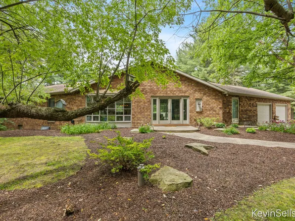 7710 Cascade Pines Dr SE, Grand Rapids, MI 49546