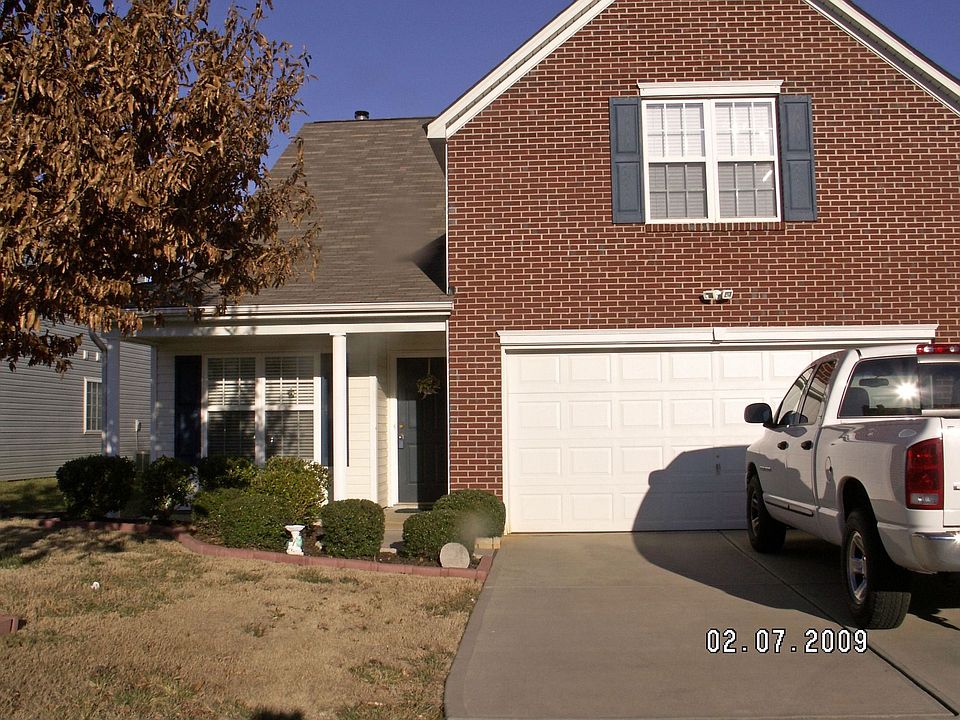 Partial Brick Front 1-1/2 Story w/2 car garage