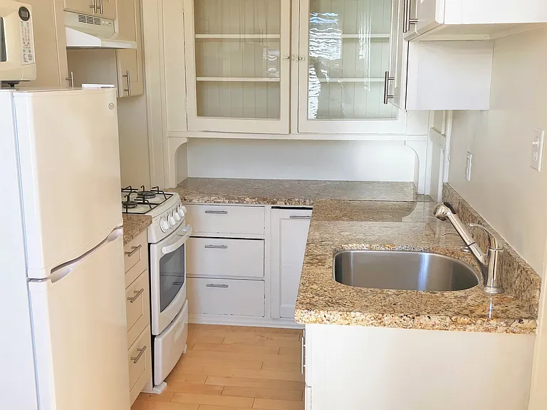 Sutter House Apartments — Photo 20