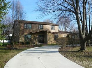 4611 Fairway Rdg, West Bloomfield, MI 48323