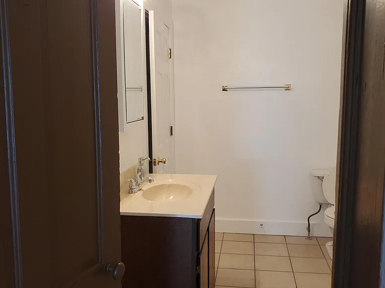904 Federal Ave NE — Photo 8
