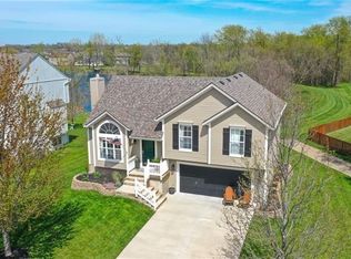 20819 Skyview Ln, Spring Hill, KS 66083