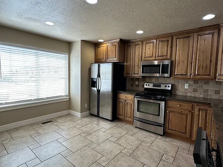 1003 N Independence Ave — Photo 17