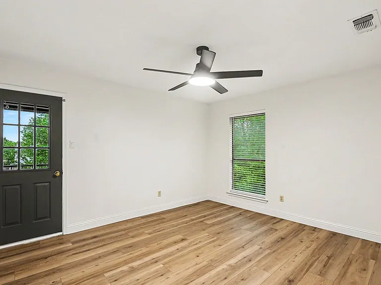 2101 Mistletoe Ave — Photo 2