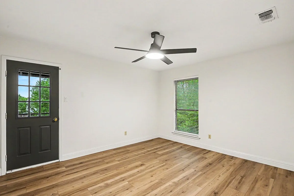 Building Photo - 2101 Mistletoe Ave
