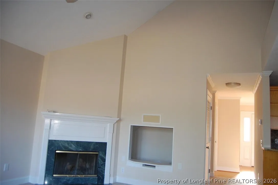4 bed, 2.5 bath, 2500 sqft, $2,000 — Photo 3