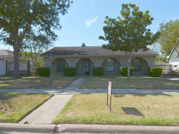 10206 Huntington Wood Dr, Houston, TX 77099