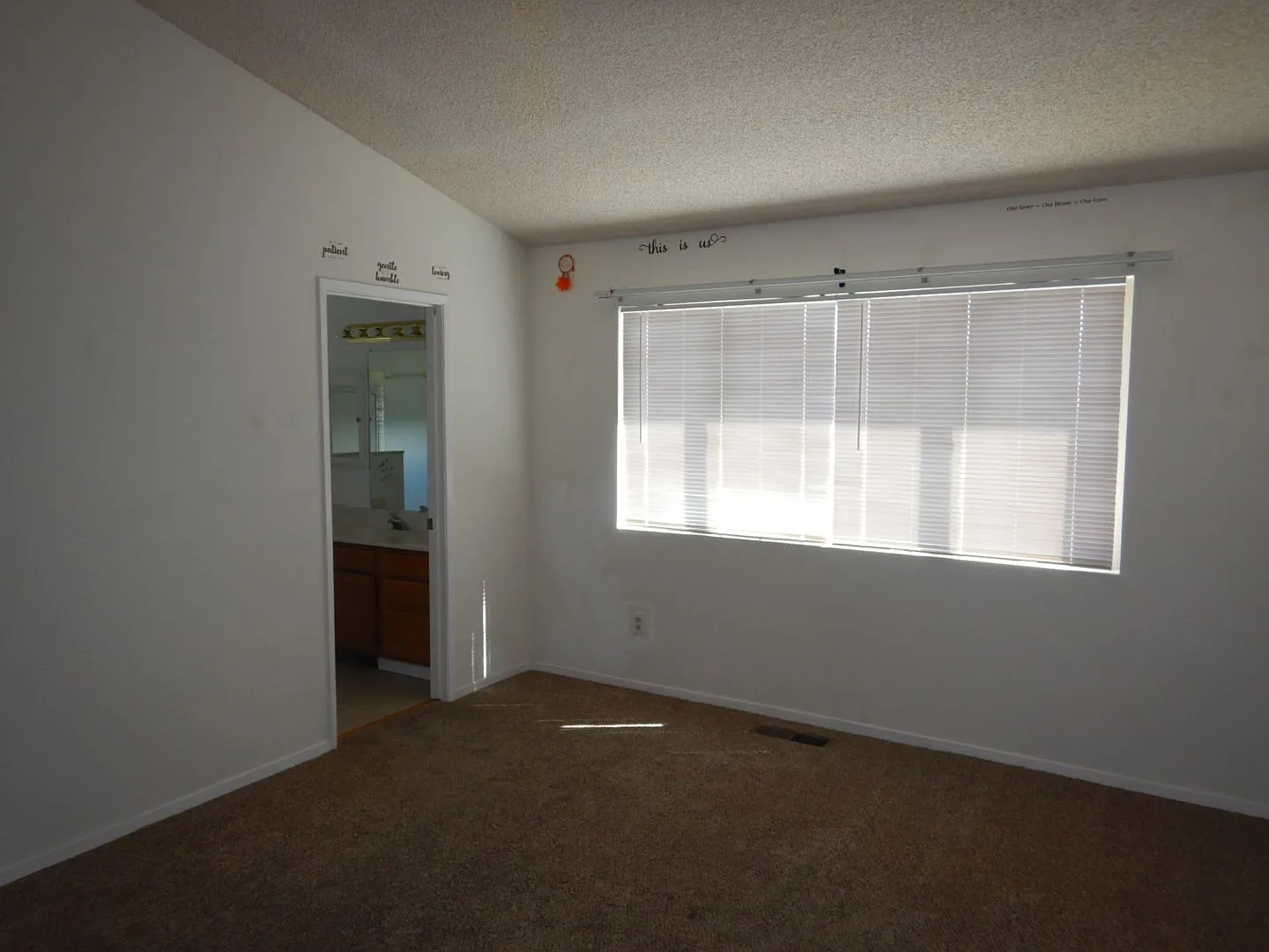 Cute 4 bedroom home in Silver Shores — Photo 4