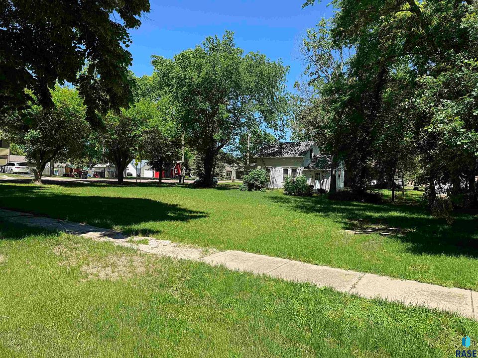 2nd image of 200 E 3rd St