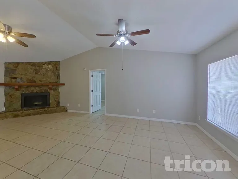 1933 Gregory Dr — Photo 4