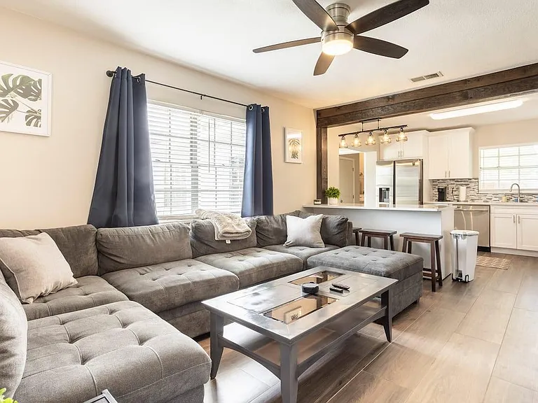 2109 W Cordelia St — Photo 1