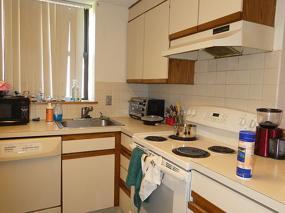 2nd image of 84 Gainsborough St Unit 305W