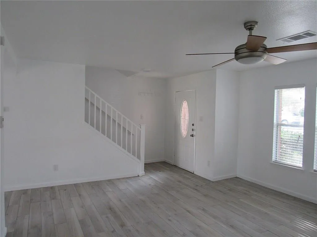 4 bed, 2.5 bath, 2801 sqft, $2,400 — Photo 2
