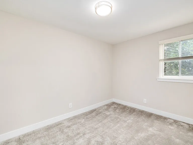 Pine Manor Apartments — Photo 15