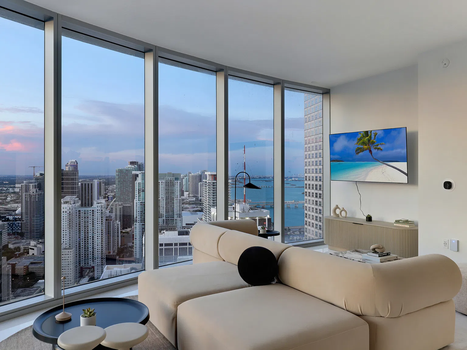 1 bed, 1.5 bath, 976 sqft, $6,995 — Photo 3