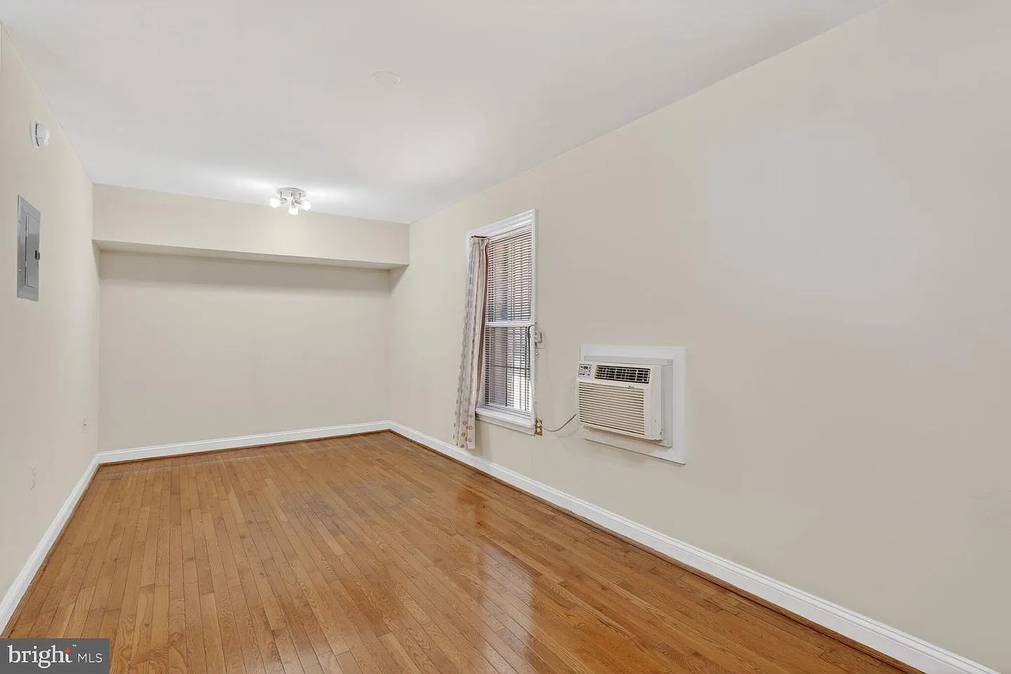 Studio, 400 sqft, $1,745 — Photo 2