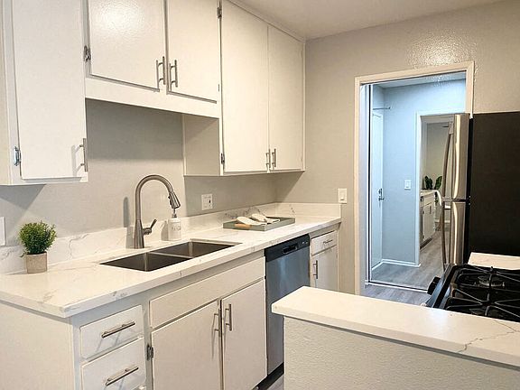 5th image of 850 Warwick Ave #204