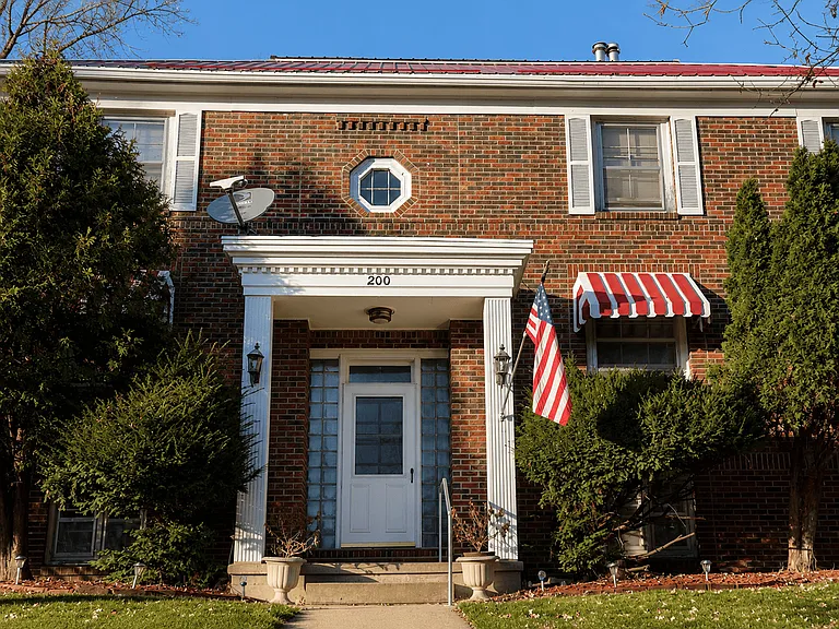 200 E Garfield St — Photo 2