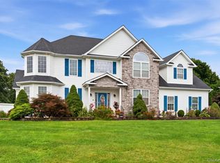 2 Sherwood Dr, Shoreham, NY 11786