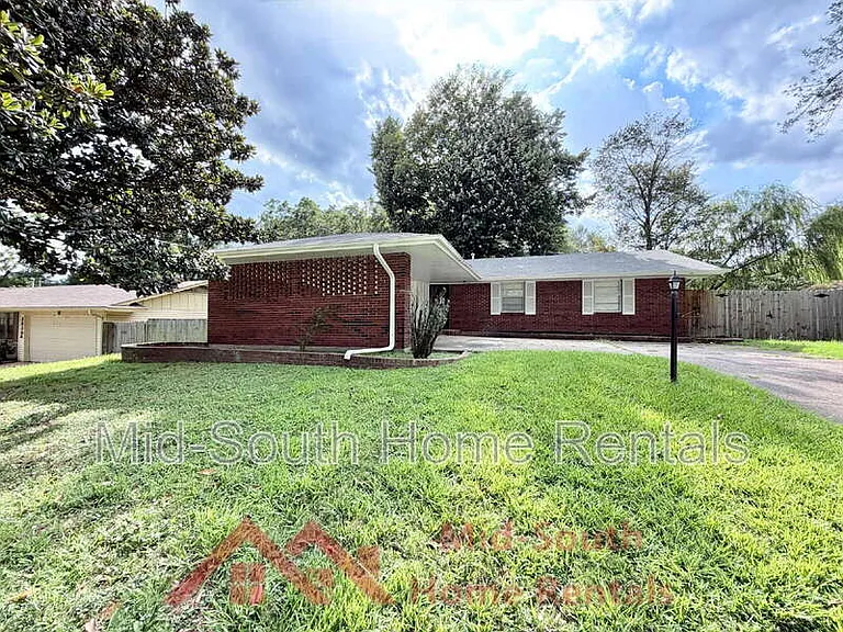 3831 Hermitage Dr — Photo 2