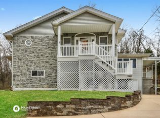 80 W Lakewood Dr, Fenton, MO 63026