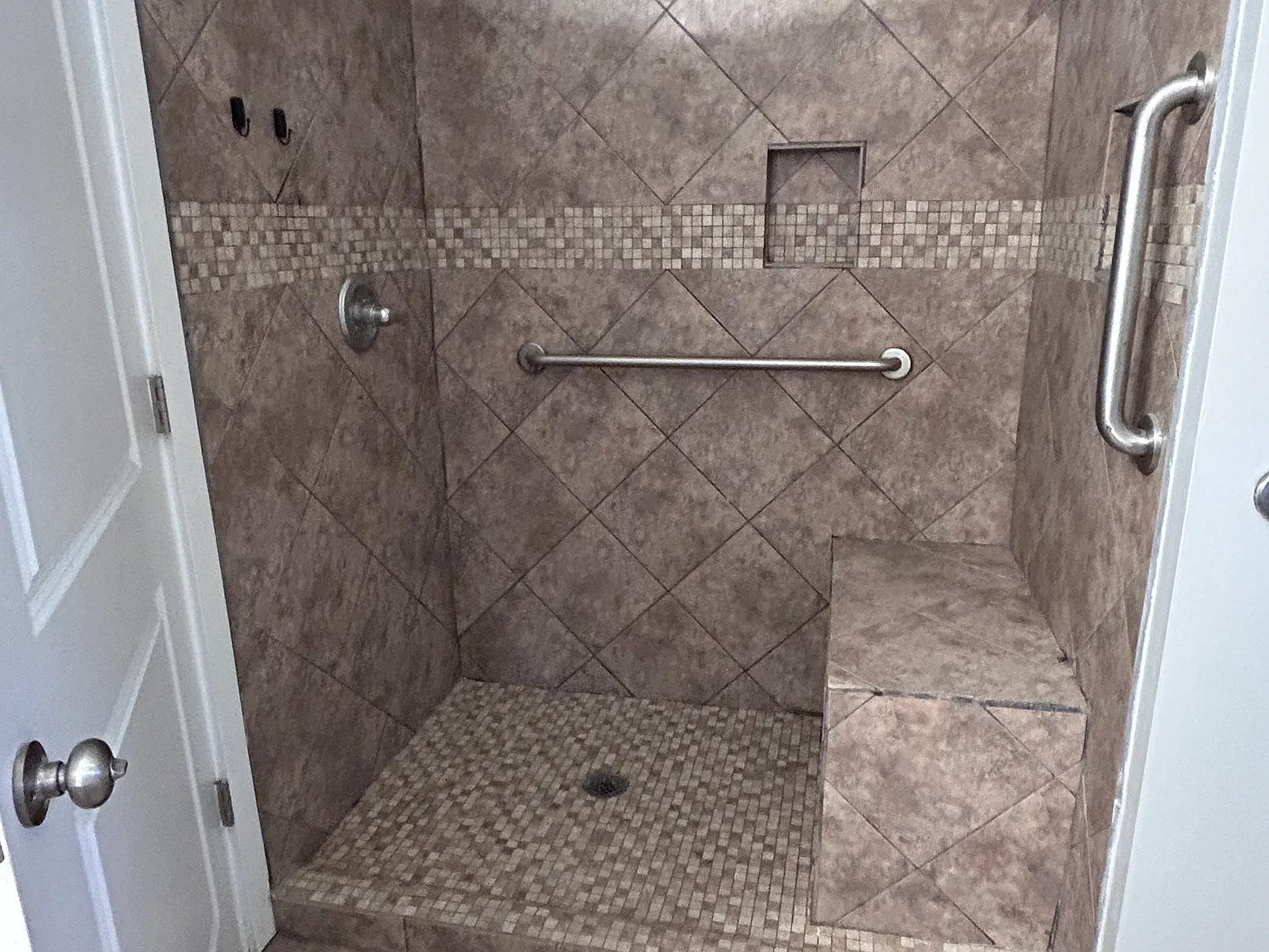 3 bed, 2400 sqft, $2,150 — Photo 3