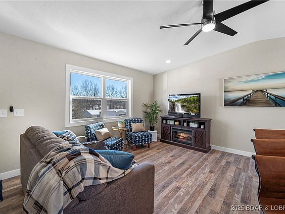 5th image of 576 Jamie Dr