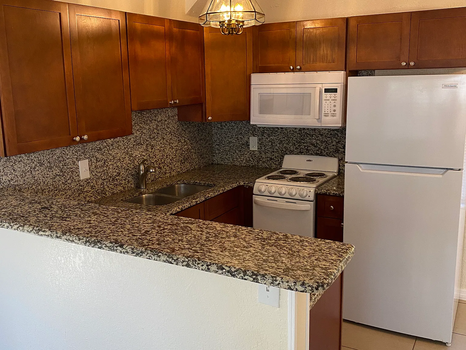 2 bed, 900 sqft, $1,600 — Photo 3