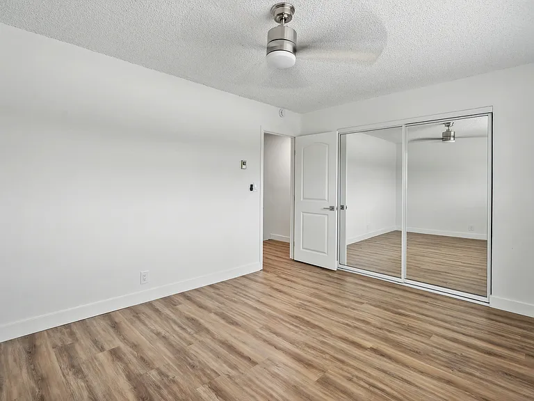 Beachmont Apartments — Photo 10