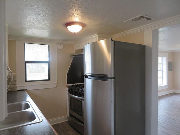 4th image of 804 Lee St
