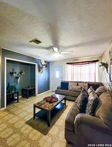 3 bed, 1.0 bath, 1120 sqft, $1,050 — Photo 4